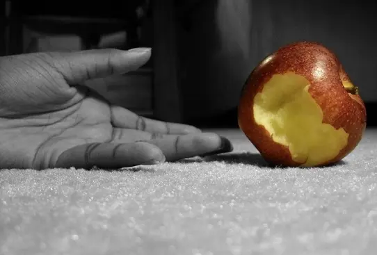 Poisoned apple - Urban Legends